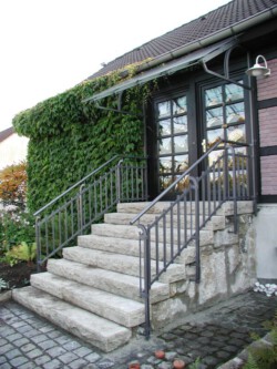 Doppelläufiges Treppengeländer mit Vordach