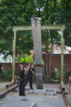 Aufstellen der Stele